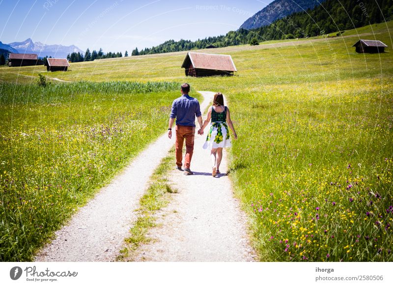 glückliche Liebhaber im Urlaub in den Alpenbergen Lifestyle Glück schön Leben Erholung Ferien & Urlaub & Reisen Abenteuer Sommer Berge u. Gebirge Frau