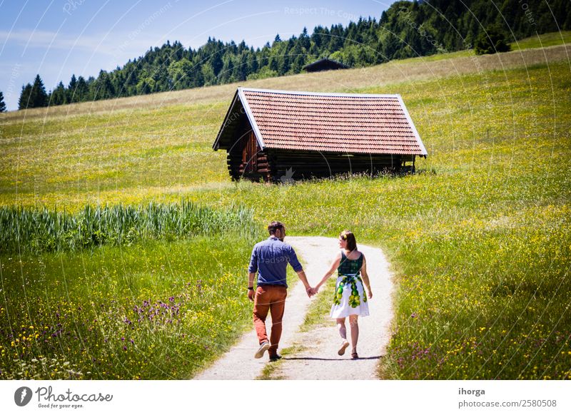 glückliche Liebhaber im Urlaub in den Alpenbergen Lifestyle Glück schön Leben Erholung Ferien & Urlaub & Reisen Abenteuer Sommer Berge u. Gebirge Frau