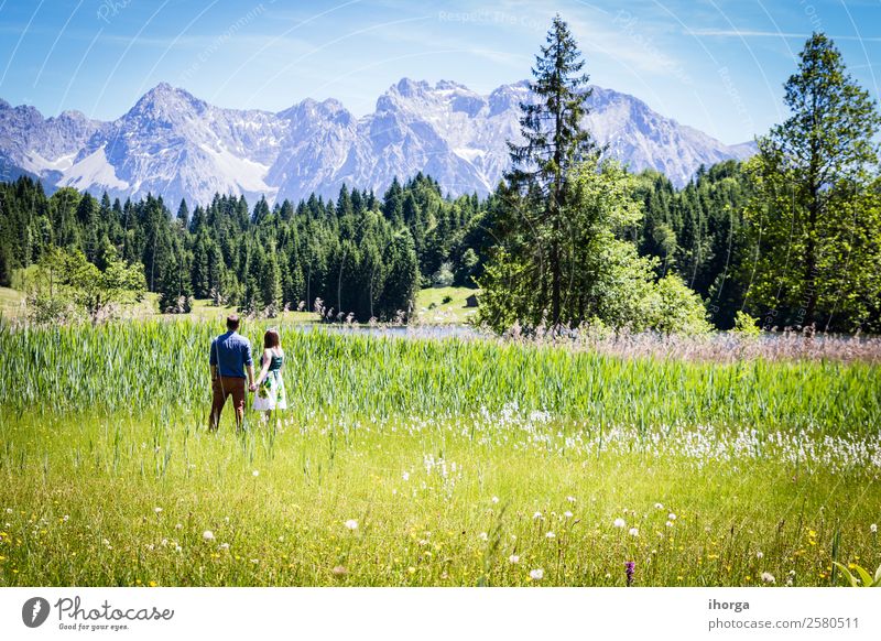 glückliche Liebhaber im Urlaub in den Alpenbergen Lifestyle Glück schön Leben Erholung Ferien & Urlaub & Reisen Abenteuer Sommer Berge u. Gebirge Frau