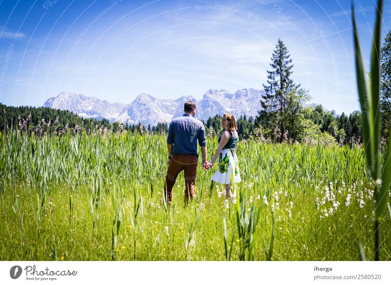 glückliche Liebhaber im Urlaub in den Alpenbergen Lifestyle Glück schön Leben Erholung Ferien & Urlaub & Reisen Abenteuer Sommer Berge u. Gebirge Frau