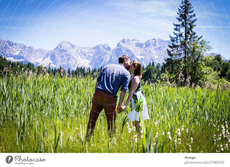 glückliche Liebhaber im Urlaub in den Alpenbergen Lifestyle Glück schön Leben Erholung Ferien & Urlaub & Reisen Abenteuer Sommer Berge u. Gebirge Frau