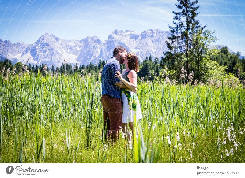 glückliche Liebhaber im Urlaub in den Alpenbergen Lifestyle Glück schön Leben Erholung Ferien & Urlaub & Reisen Abenteuer Sommer Berge u. Gebirge Frau