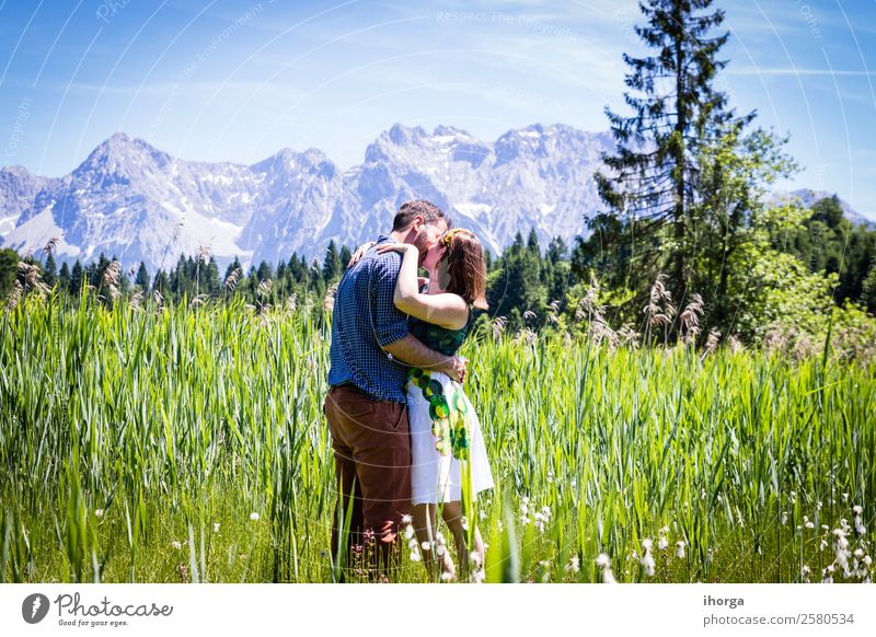 Zwei glückliche Liebhaber im Urlaub in den Alpenbergen Lifestyle Glück schön Leben Erholung Ferien & Urlaub & Reisen Abenteuer Sommer Berge u. Gebirge Frau