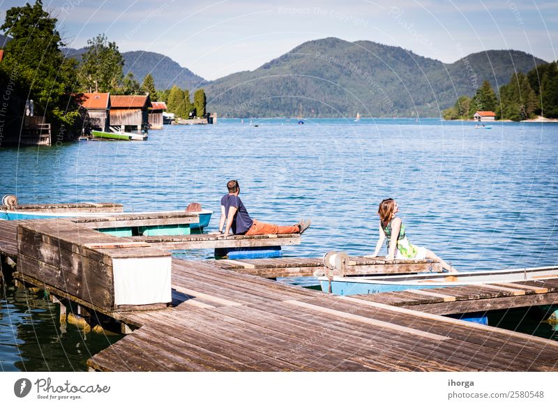 Zwei glückliche Liebende im Urlaub am Pier am See Lifestyle Glück schön Leben Erholung Ferien & Urlaub & Reisen Abenteuer Sommer Berge u. Gebirge Frau