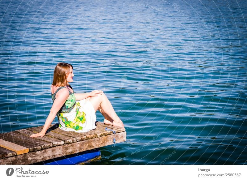 Frau im Urlaub am Pier am See Lifestyle Glück schön Leben Erholung Ferien & Urlaub & Reisen Abenteuer Sommer Berge u. Gebirge Erwachsene 1 Mensch 30-45 Jahre