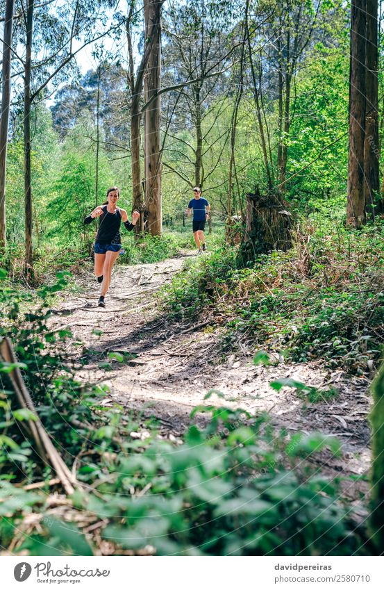 Junge Frau und Mann auf Spurensuche Lifestyle Abenteuer Sport Mensch Erwachsene Paar Natur Baum Wald Wege & Pfade Fitness authentisch Geschwindigkeit anstrengen