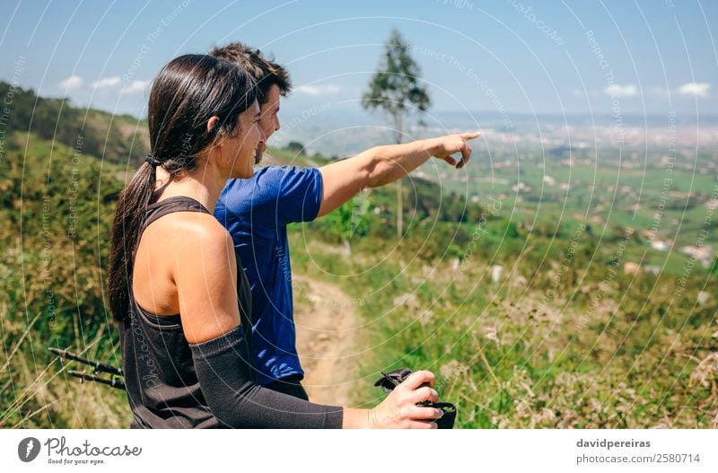 Ein Paar hält an, um die Aussicht zu genießen, während es auf dem Trail unterwegs ist. Lifestyle Glück Abenteuer Sport Mensch Frau Erwachsene Mann Natur