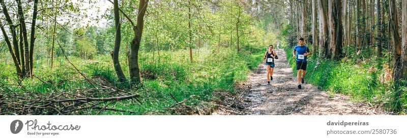 Junge Frau und Mann auf Spurensuche Berge u. Gebirge Sport Mensch Erwachsene Paar Natur Landschaft Baum Wald Wege & Pfade authentisch Geschwindigkeit Müdigkeit