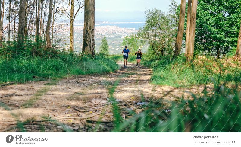 Junge Frau und Mann auf Spurensuche Lifestyle Berge u. Gebirge Sport Mensch Erwachsene Paar Natur Landschaft Baum Wald Wege & Pfade authentisch Geschwindigkeit