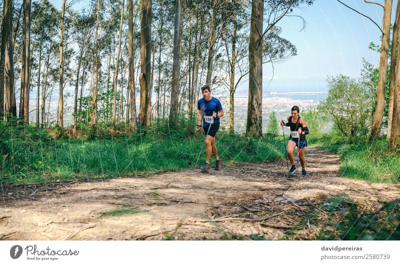 Junge Frau und Mann auf Spurensuche Lifestyle Abenteuer Berge u. Gebirge Sport Mensch Erwachsene Paar Natur Baum Wald Wege & Pfade authentisch Geschwindigkeit