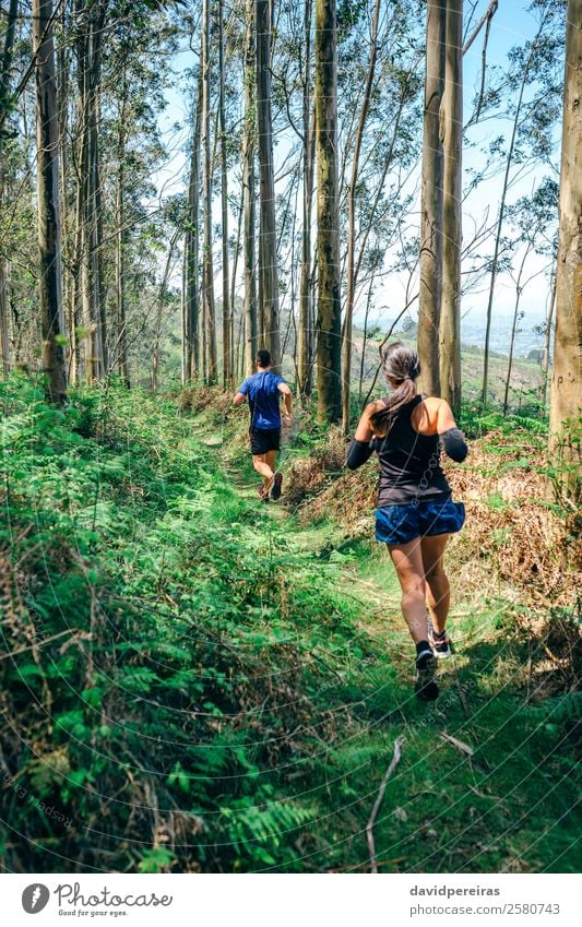 Junge Frau und Mann auf Spurensuche Lifestyle Abenteuer Berge u. Gebirge Sport Mensch Erwachsene Paar Natur Baum Wald Wege & Pfade Fitness authentisch