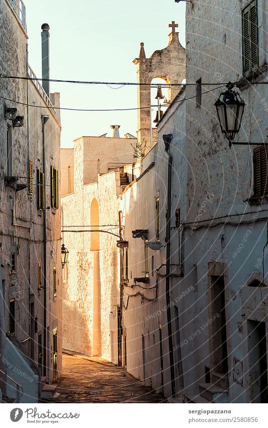 Malerische kleine Straße im weißen Dorf Ostuni im Salento Reichtum elegant exotisch Italien Kleinstadt Altstadt Menschenleer alt Armut ästhetisch