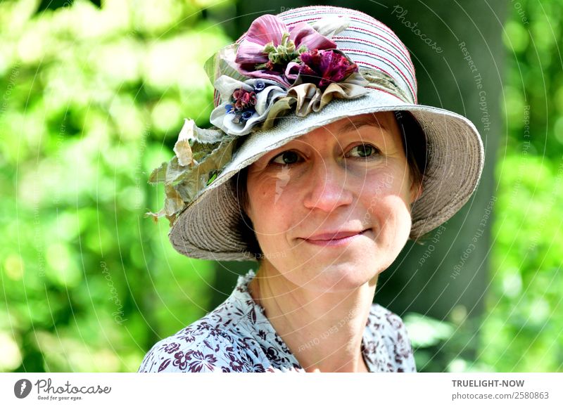 Frau mit romantischem Hut bei schönem Wetter in der Natur Lifestyle elegant Stil Freude Freizeit & Hobby Erwachsene Kopf Gesicht Auge Nase Mund 1 Mensch