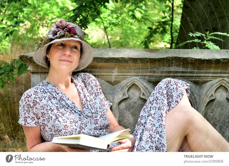 Frau mit Buch und Hut auf historischer Steinbank Lifestyle elegant Stil Freude schön harmonisch Wohlgefühl Zufriedenheit Erholung ruhig Freizeit & Hobby lesen