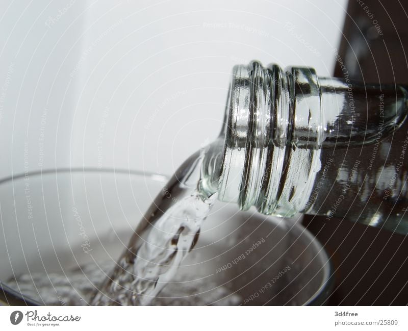 Waiter, bring me Water! Mineralwasser Kohlensäure sprudelnd Alkohol füllen Wasser Flasche Glas