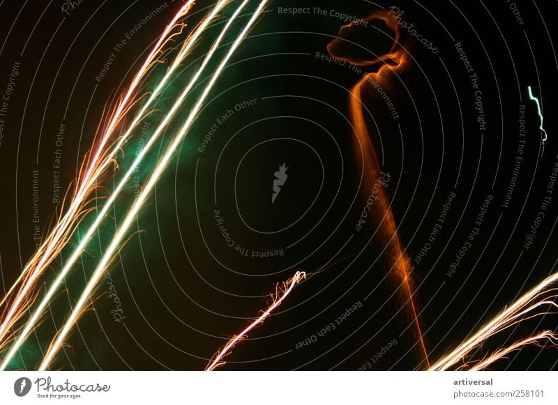 Feuerwerk Nachthimmel Kunst Luft nur Himmel Fröhlichkeit Brand Licht Streifen Langzeitbelichtung abstrakt Silvester u. Neujahr Rakete Raketenschweif Farbfoto