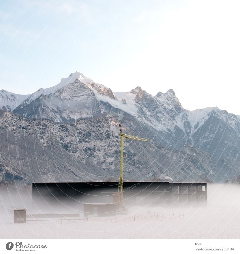 heimat Natur Landschaft Himmel Wolken Sonne Winter Schönes Wetter Nebel Eis Frost Schnee Wiese Feld Hügel Berge u. Gebirge Gipfel Bauwerk Gebäude kalt Kran