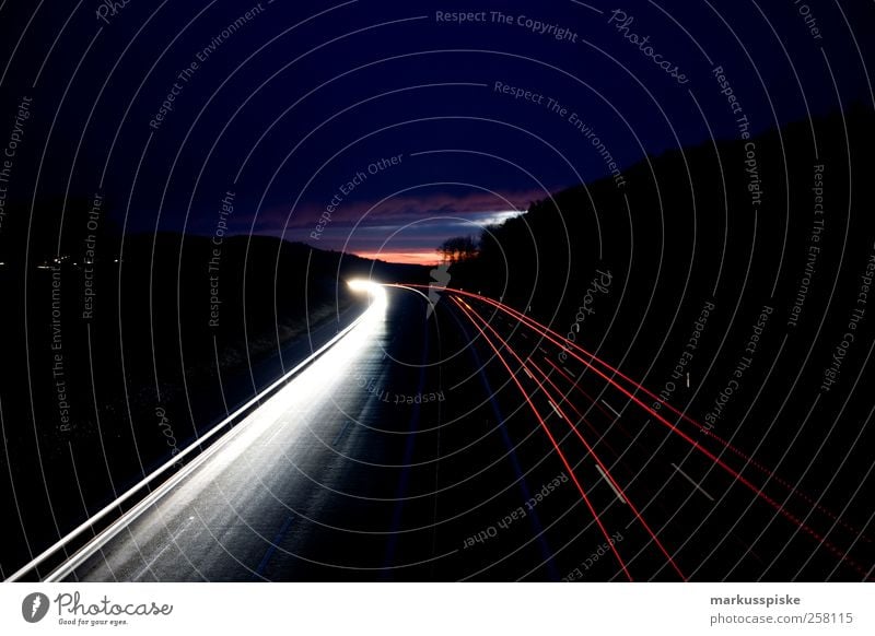 nacht autobahn Umwelt Landschaft Sonnenuntergang Reflexion & Spiegelung Stadtrand Menschenleer Verkehr Verkehrsmittel Verkehrswege Personenverkehr