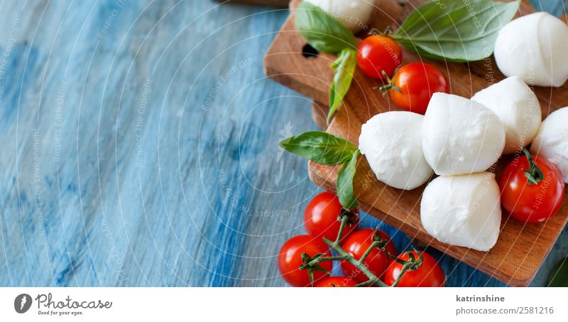 Italienischer Käse-Mozzarella mit Basilikum Ernährung Vegetarische Ernährung Schalen & Schüsseln Ball Holz weich blau grün weiß Tradition Mahlzeit mediterran