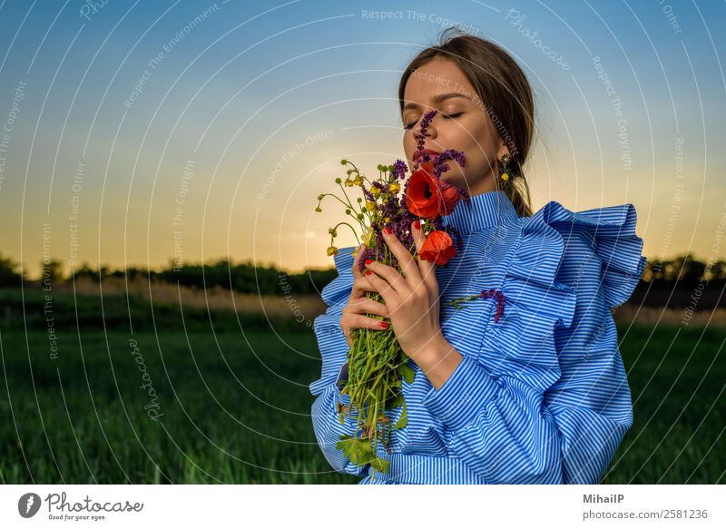 Ich fühle echte Liebe. Junger Mann Jugendliche Natur Pflanze Himmel Blume Mode Kleid Ohrringe Blumenstrauß Streifen stehen blau grün rot Kaukasier eine