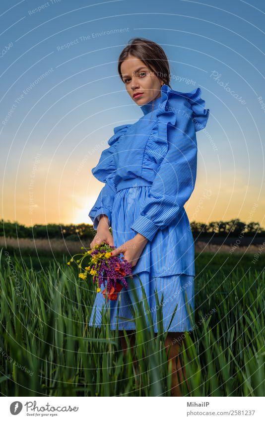 Stechender Ressentimentsblick. Mensch Junger Mann Jugendliche Frau Erwachsene Natur Pflanze Himmel Blume Mode Kleid Blumenstrauß Streifen stehen blau grün rot