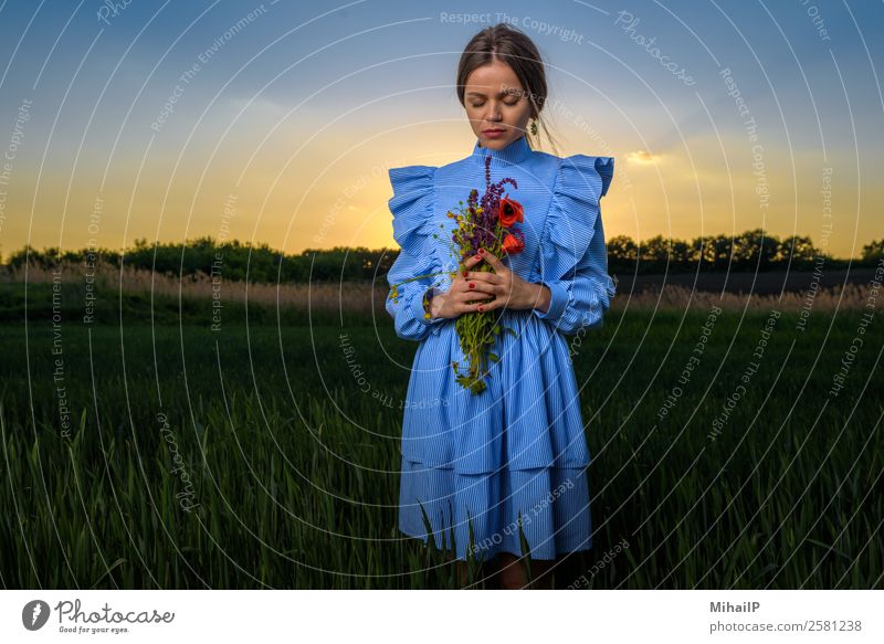 Ich versuche, mir keine Sorgen zu machen. Mensch Junge Frau Jugendliche Erwachsene 18-30 Jahre Natur Pflanze Himmel Blume Wald Mode Kleid Ohrringe Blumenstrauß