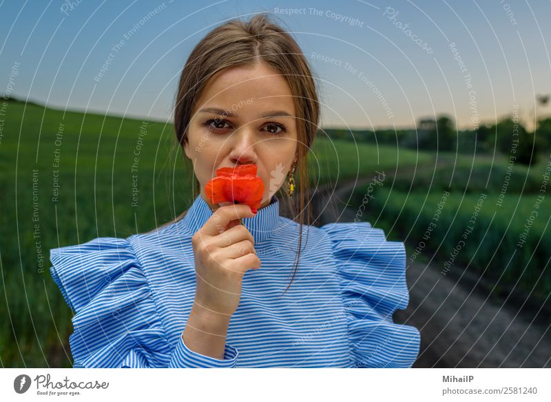 Ich schnüffle an einem roten Mohn. Mensch Junge Frau Jugendliche Erwachsene Natur Pflanze Blume Mode Kleid Ohrringe Streifen stehen blau grün Mädchen Kaukasier