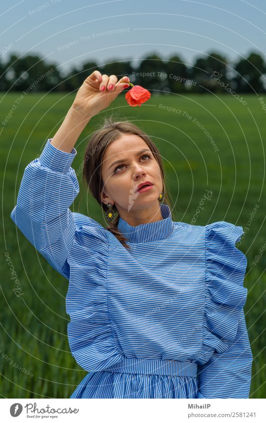 Ich wundere mich über roten Mohn. Mensch Junge Frau Jugendliche Erwachsene Natur Pflanze Blume Wald Mode Kleid Ohrringe Streifen Denken stehen blau grün