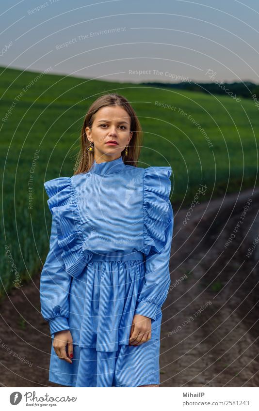 Auf der Landstraße stehend. Mensch feminin Frau Erwachsene Natur Pflanze Mode Kleid Ohrringe Streifen blau grün rot Mädchen Kaukasier Moldawisch eine Moldawien