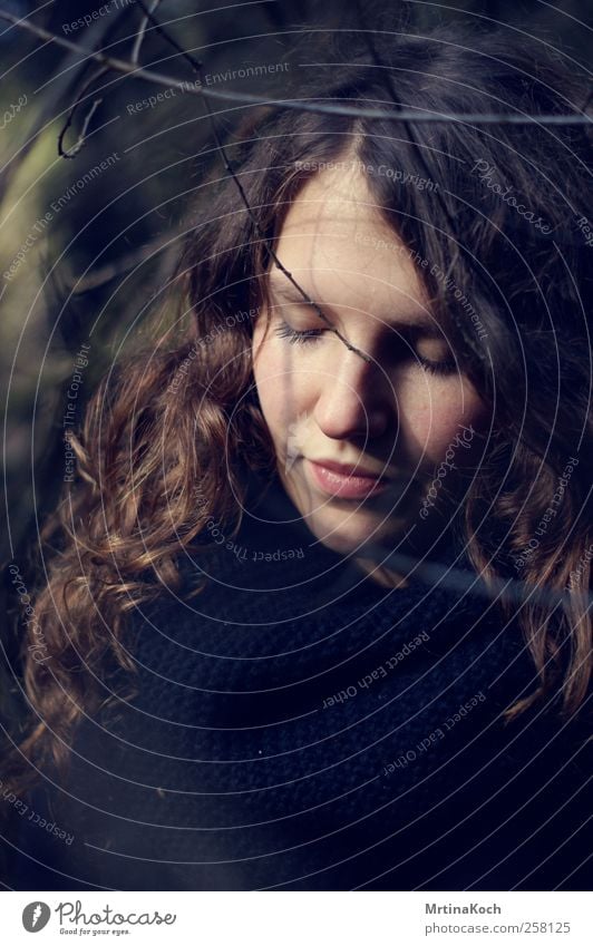 rise and fall. feminin Erwachsene 1 Mensch 18-30 Jahre Jugendliche Umwelt Natur Pflanze Baum Sträucher Park Zufriedenheit Tapferkeit Kraft Willensstärke Mut