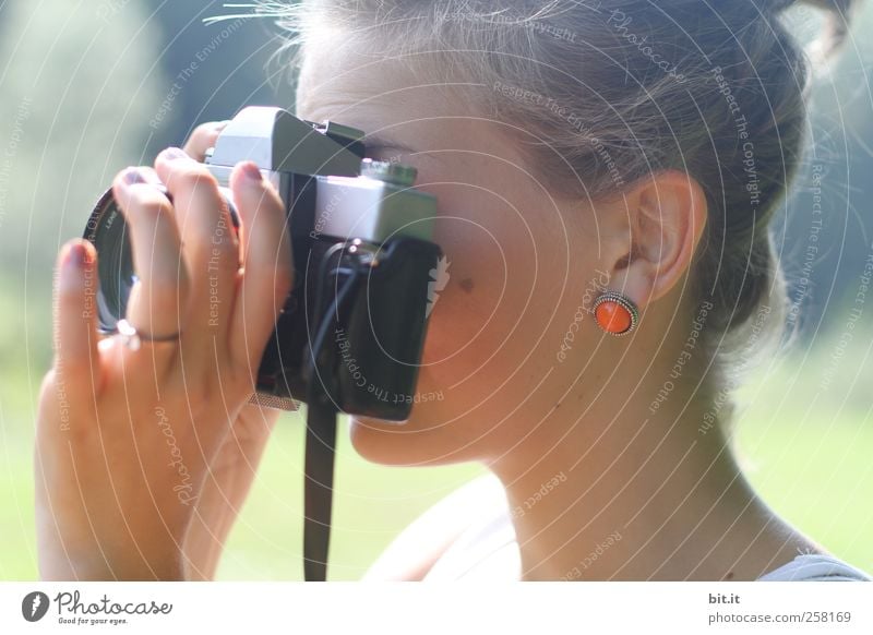 analoge Annäherung II Freizeit & Hobby Bildung Praktikum Mensch feminin Junge Frau Jugendliche Erwachsene Kopf Ohr Hand 1 Accessoire Schmuck Ring Ohrringe