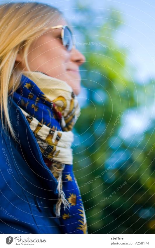 Die Sonne kommt bald wieder feminin Junge Frau Jugendliche 1 Mensch 18-30 Jahre Erwachsene Wolkenloser Himmel Sommer Herbst Schönes Wetter Baum Jacke