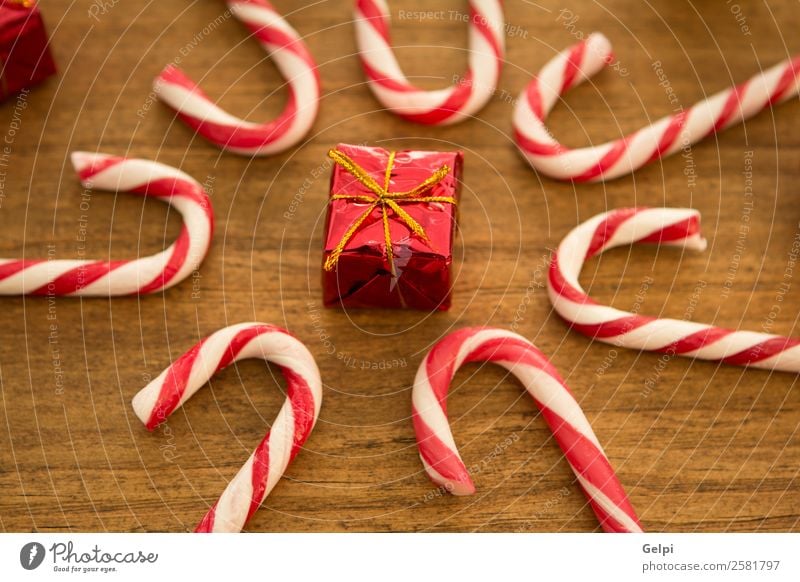 Zuckerstangen mit Weihnachtskugeln Dessert Design Freude Glück Winter Dekoration & Verzierung Feste & Feiern Weihnachten & Advent Holz Ornament Streifen hell