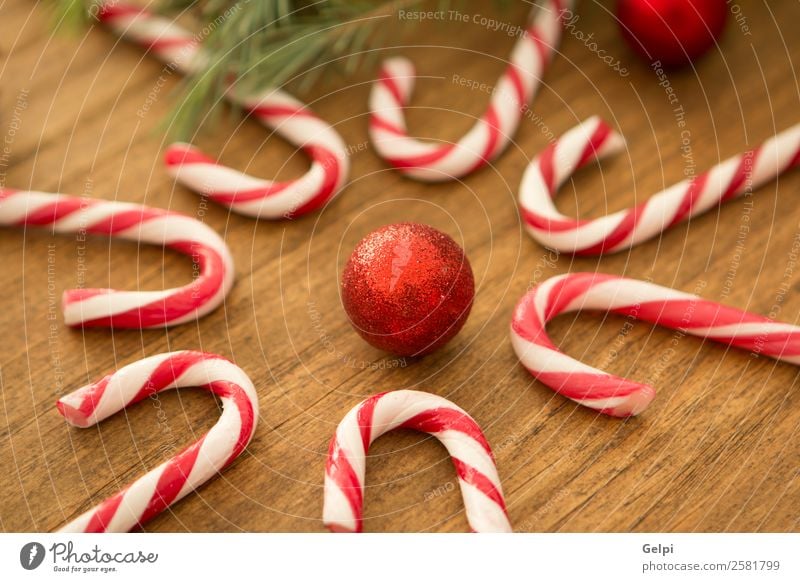 Zuckerstangen mit Weihnachtskugeln Dessert Design Freude Glück Winter Dekoration & Verzierung Feste & Feiern Weihnachten & Advent Holz Ornament Streifen hell