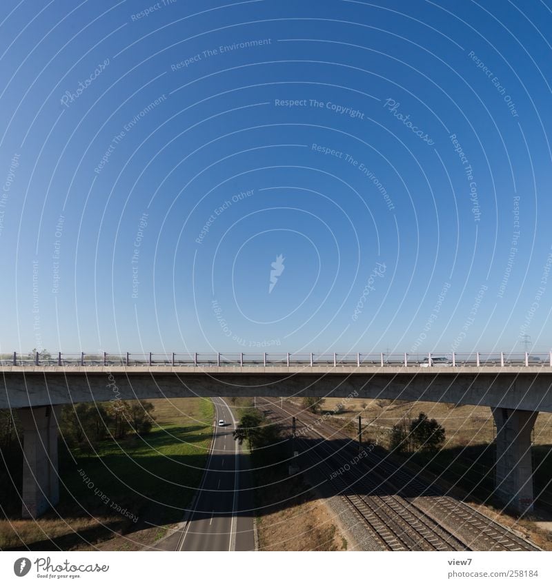 Eisenbahn + Brücke Landschaft Schönes Wetter Bauwerk Gebäude Verkehr Verkehrswege Straße Wege & Pfade Hochstraße Schienenverkehr Beton authentisch Fortschritt