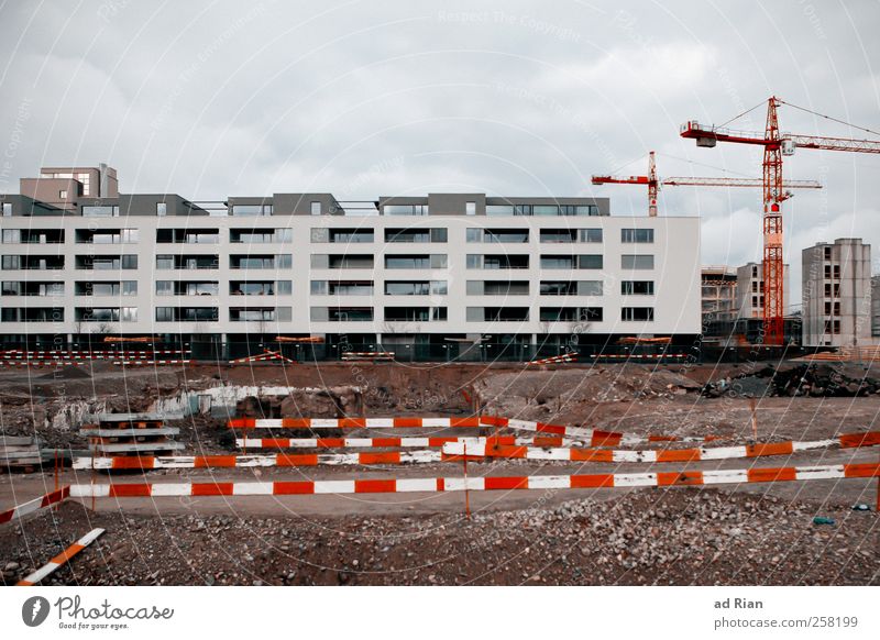 we build this city Handwerk Baustelle Wolken Regen Stadtrand Skyline Menschenleer Haus Bauwerk Gebäude Architektur Wohnsiedlung Kran Begrenzung Fassade dreckig