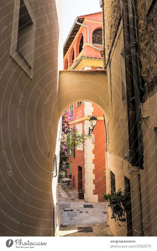 Kleine Gasse mittelalterliches provenzalisches Dorf Roquebrune Cap Martin Stil exotisch Frankreich Kleinstadt Altstadt Menschenleer Gebäude Architektur Balkon