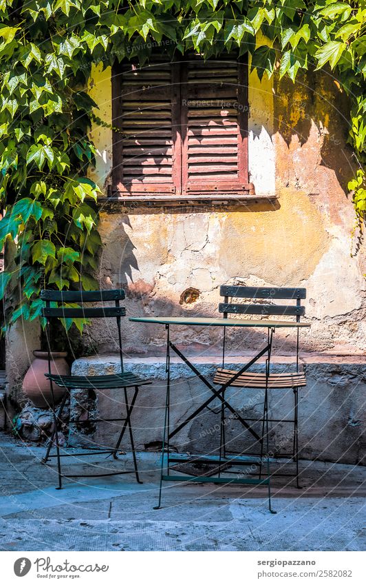 Stühle und kleiner Tisch in einem kleinen Quadrat Lebensmittel Ernährung Getränk Umwelt Natur Pflanze Efeu Garten Dorf Kleinstadt Stadtzentrum Haus Traumhaus