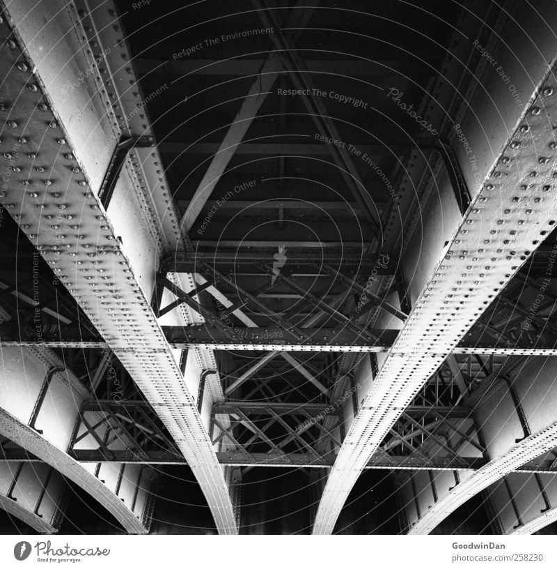 Under the bridge Brücke Metall Strebe alt dreckig dunkel frei hoch kalt trocken Stadt Schwarzweißfoto Außenaufnahme Menschenleer Tag Licht Schatten Kontrast