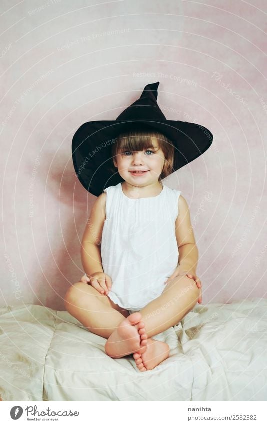 Kleines Mädchen mit Hexenkostüm Lifestyle Stil Feste & Feiern Karneval Halloween Mensch feminin Baby Kleinkind Kindheit 1 1-3 Jahre Kultur Hut genießen Lächeln