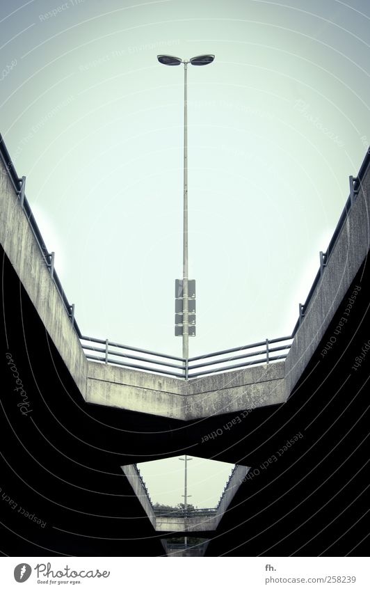 Steinbrück im Focus Wolkenloser Himmel Sommer Schönes Wetter Brücke Straße Straßenbeleuchtung Laterne Beton Linie Kommunizieren bedrohlich dunkel eckig elegant