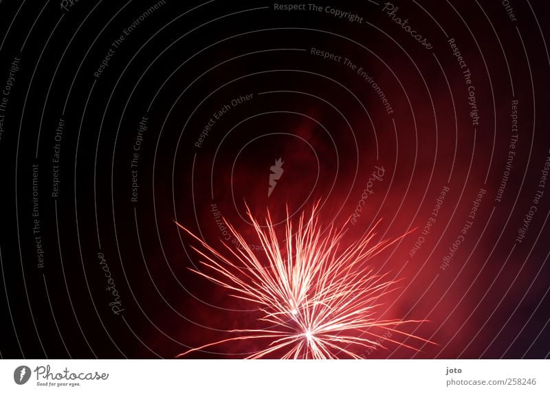 boom Nachtleben Veranstaltung Nachthimmel bedrohlich rot Euphorie Feste & Feiern Silvester u. Neujahr Feuerwerk Nebel Rauch Abgas leuchtende Farben explodieren