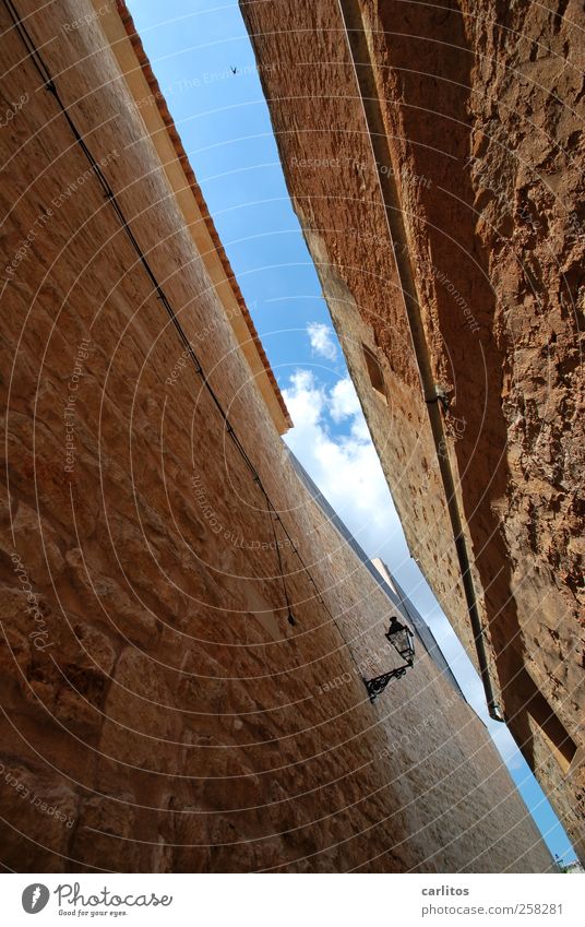 23° Mauer Wand ästhetisch Laterne Straßenbeleuchtung Beleuchtung Himmel Sommer Schönes Wetter Haus Gasse Altstadt alt bedrohlich eckig historisch lang oben