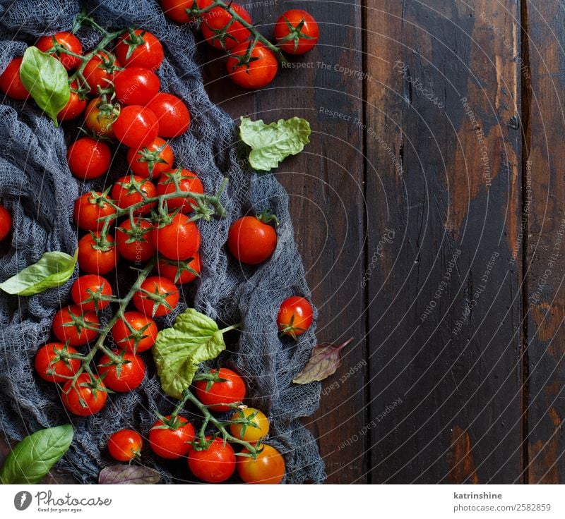 Kirschtomaten und Basilikum Gemüse Vegetarische Ernährung Diät Tisch Blatt frisch hell natürlich braun grün rot Essen zubereiten Lebensmittel Gesundheit Zutaten