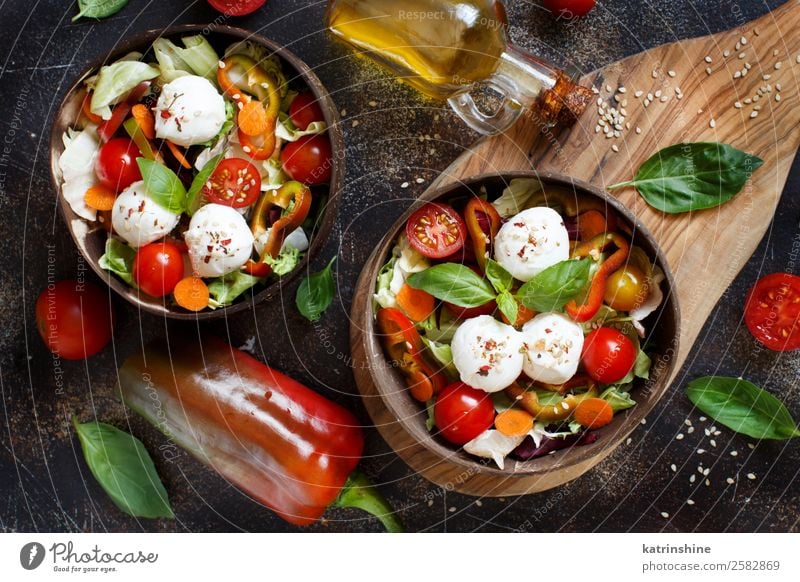 Gemischter Salat mit Mozzarella Käse Gemüse Kräuter & Gewürze Essen Mittagessen Vegetarische Ernährung Diät Flasche Blatt dunkel frisch grün rot Amuse-Gueule