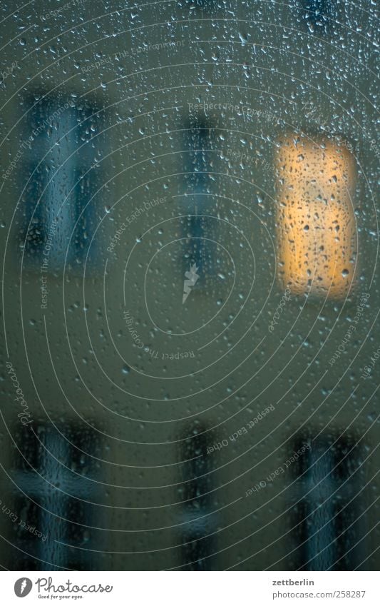 Fenster Bauwerk Gebäude Architektur Mauer Wand Fassade Traurigkeit kalt trist Fensterscheibe regen regentropfen wallroth Farbfoto Gedeckte Farben Außenaufnahme