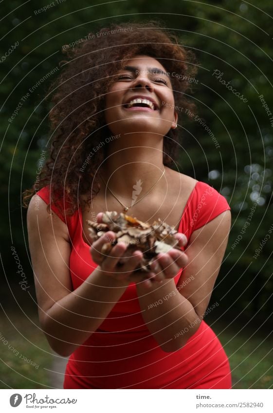 Nikolija feminin Frau Erwachsene 1 Mensch Blatt Park Kleid Schmuck brünett langhaarig Locken festhalten lachen Freundlichkeit Fröhlichkeit schön Freude