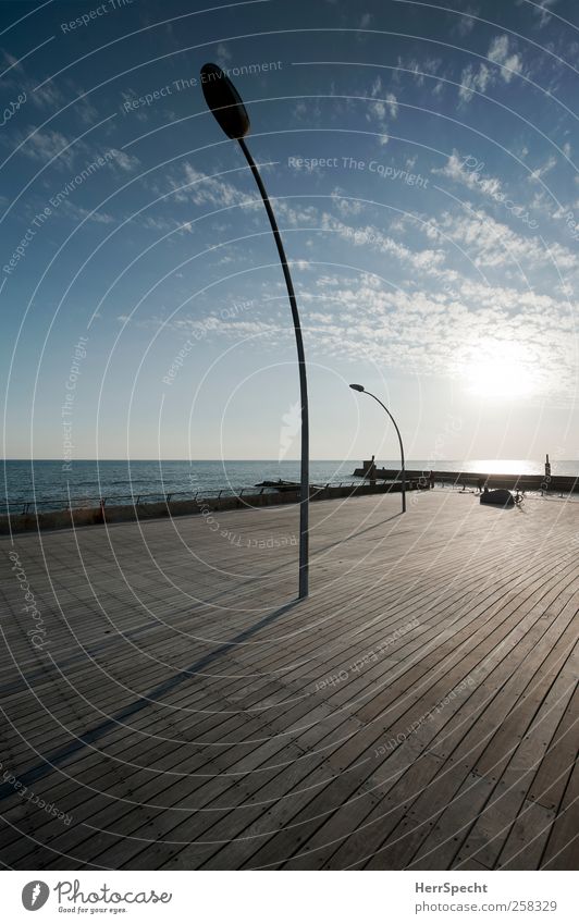 On the boardwalk Himmel Sonne Schönes Wetter Küste Meer Tel Aviv Israel Hafenstadt frisch Wärme blau braun Ferne Uferpromenade Laterne Holzfußboden leer