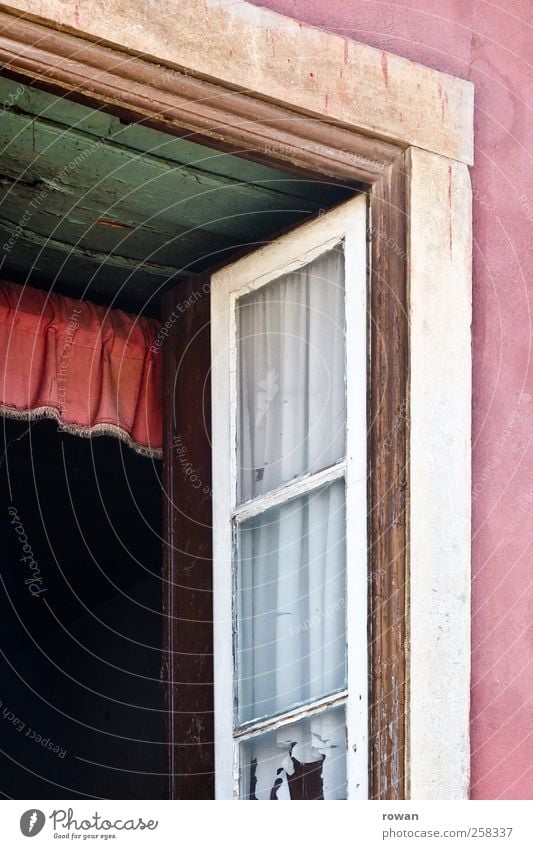 fenster Haus Einfamilienhaus Bauwerk Gebäude Mauer Wand Fassade Fenster alt Holzfenster altmodisch rosa grün lüften offen Vorhang Gardine schäbig