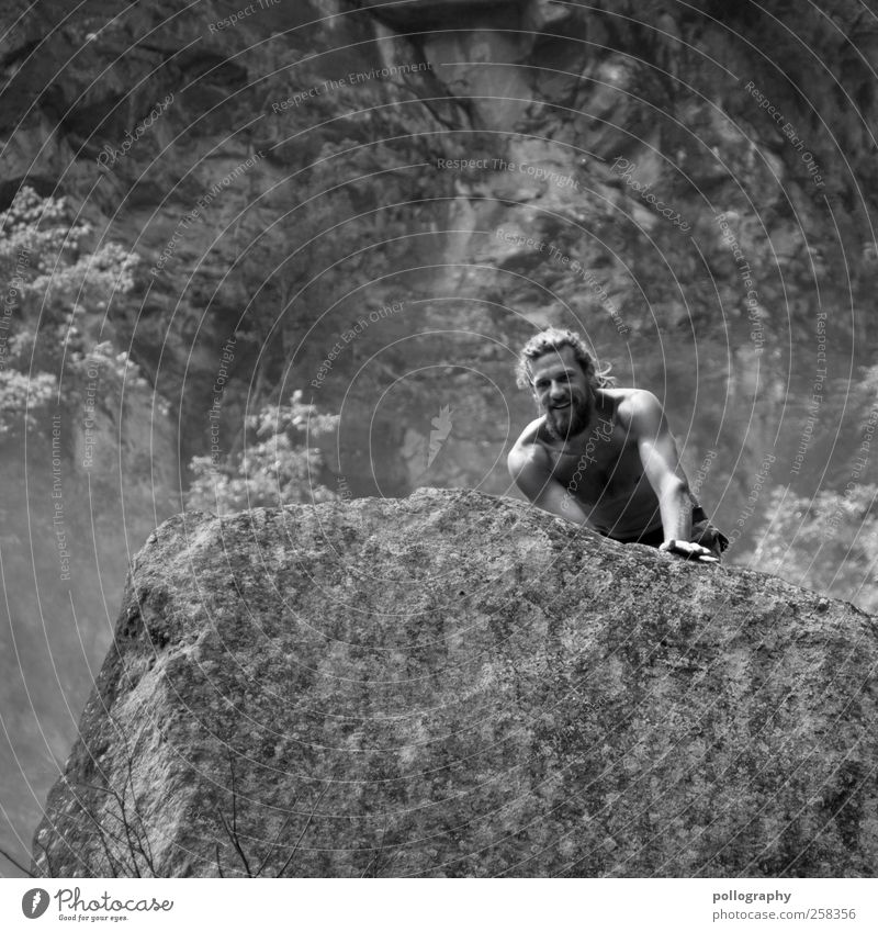 Auf Entdeckungstour Mensch maskulin Mann Erwachsene Leben 1 18-30 Jahre Jugendliche Natur Landschaft Sommer Schönes Wetter Pflanze Felsen Berge u. Gebirge